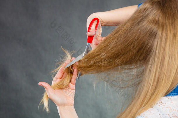 金发女人<strong>剪头</strong>发。
