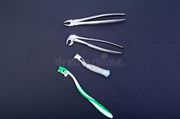 牙科护理牙刷与牙科工具在镜子背景。