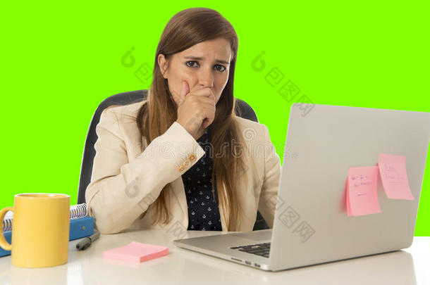 办公电脑绿色彩键女商务人士压力大