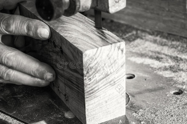 木匠工作场所-木匠工作场所。 用锯子砍木头的人。