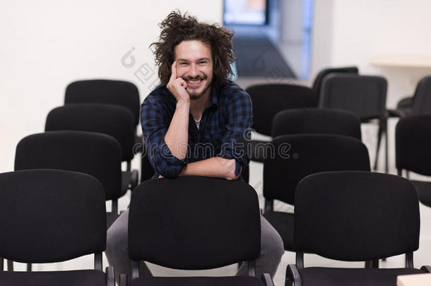 一个学生独自坐在教室里
