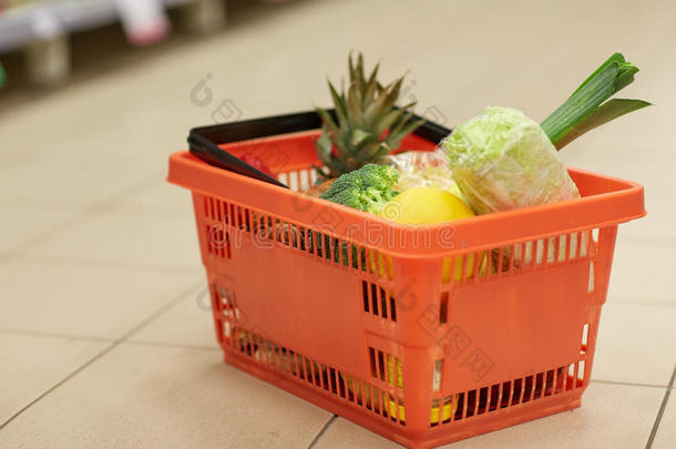 食品篮在杂货店或超市地板上