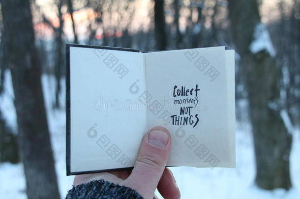 收集瞬间而不是东西。 旅行的想法。 有文字和雪冬公园的书。