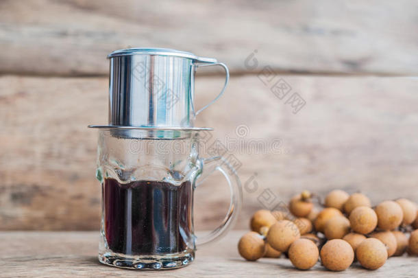 `传统`越南咖啡机，放置在玻璃顶部，加入磨碎的咖啡，然后倒热水，直到公司