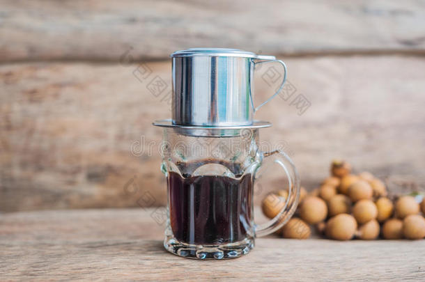`传统`越南咖啡机，放置在玻璃顶部，加入磨碎的咖啡，然后倒热水，直到公司