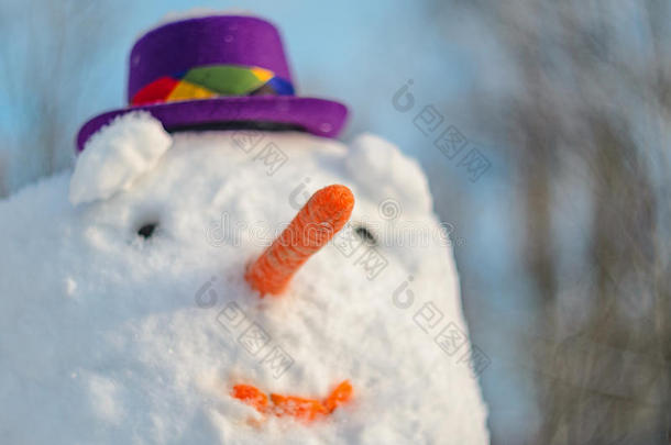 模糊的雪人肖像。 雪人`鼻子集中