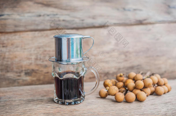 `传统`越南咖啡机，放置在玻璃顶部，加入磨碎的咖啡，然后<strong>倒热水</strong>，直到公司