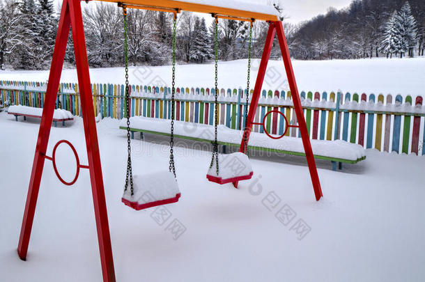 孩子们`操场上覆盖着雪