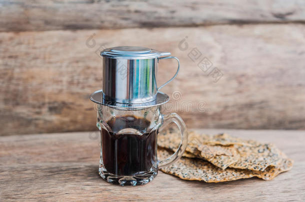 `传统`越南咖啡机，放置在玻璃顶部，加入磨碎的咖啡，然后<strong>倒热水</strong>，直到公司