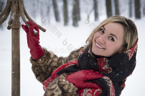 冬天公园里漂亮的女孩，穿着毛皮大衣的女孩