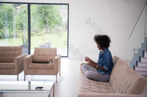 非洲裔美国妇女在家用数码平板电脑