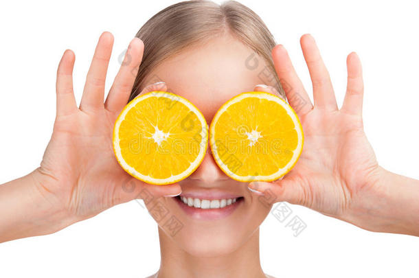 美丽微笑的女人用白色背景上孤立的橙色遮住她的眼睛