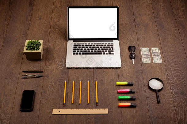 办公桌配有办公用品和现代笔记本电脑白色背景