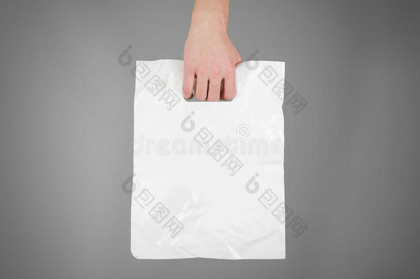 手显示空白塑料袋模拟隔离。 空白色聚乙烯包装模型。 消费者包装准备标志设计或ID