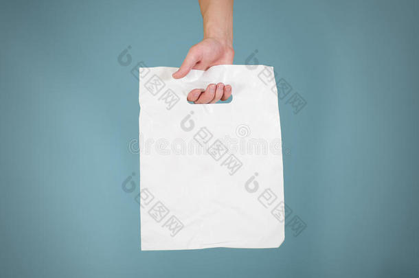 手显示空白塑料袋模拟隔离。 空白色聚乙烯包装模型。 消费者包装准备标志设计或ID