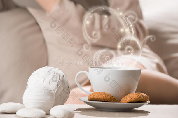 一杯热饮料茶或咖啡，配上燕麦饼干和很多