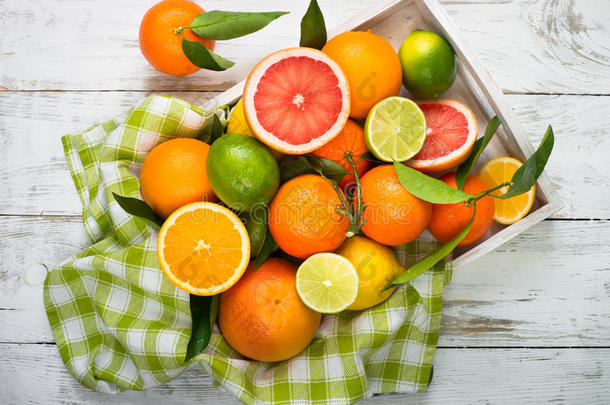 柑橘类水果木制托盘中的柑橘类水果。