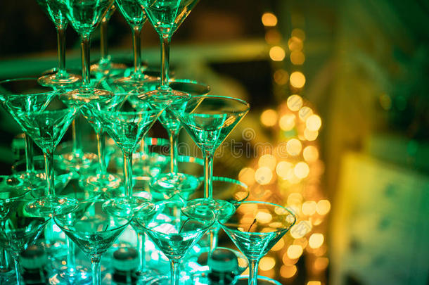 香槟杯。 新娘和新郎的婚礼幻灯片香槟。 五颜六色的结婚眼镜和香槟。 餐饮服务。 卡特琳
