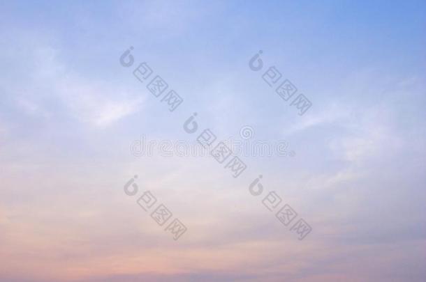 黎明时五彩缤纷的天空-抽象的背景