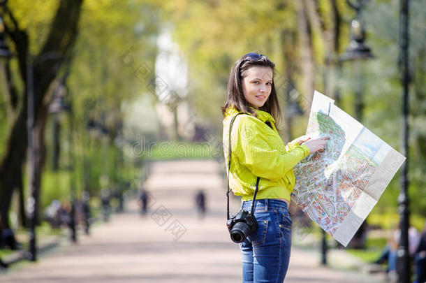 在公园里有一张步行地图的女孩走秀