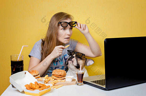 女孩和狗吃快餐