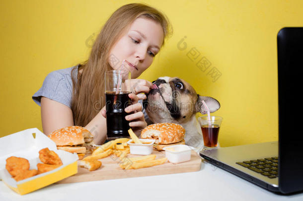 女孩和狗吃快餐