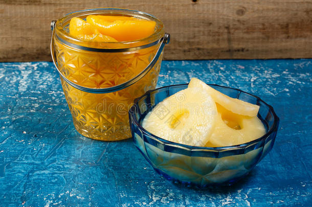 菠萝罐头戒指和桃子装在玻璃碗里
