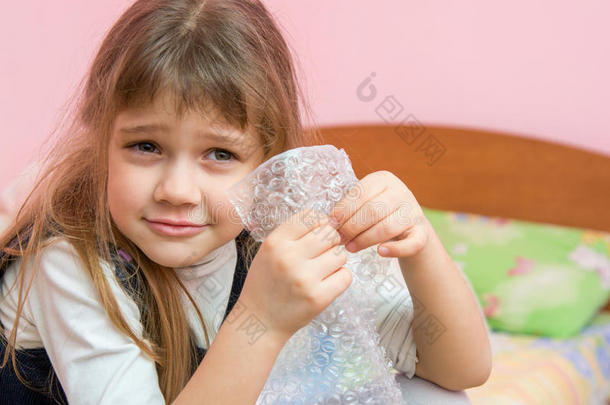 五岁的女孩听着像包装袋上的泡泡一样爆裂