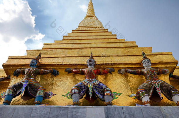 恶魔守护雕像内的祖母绿佛寺在曼谷，瓦法卡尤，泰国