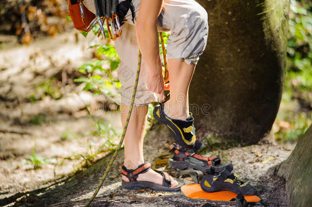 登山者把登山鞋穿上-特写