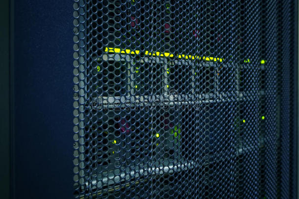 具有行架网络和服务器硬件的现代高科技互联网数据中心机房摘要。