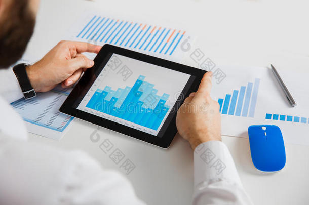 分析平板电脑屏幕上显示的财务统计数据的商人