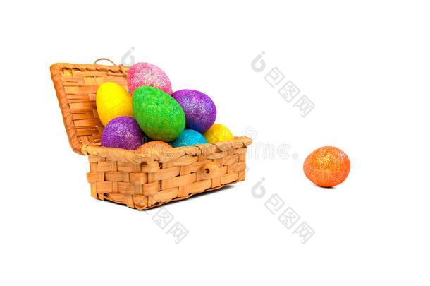 木制盒子里有五颜六色的复活节彩<strong>蛋</strong>，盒子附近有复活节彩<strong>蛋</strong>。