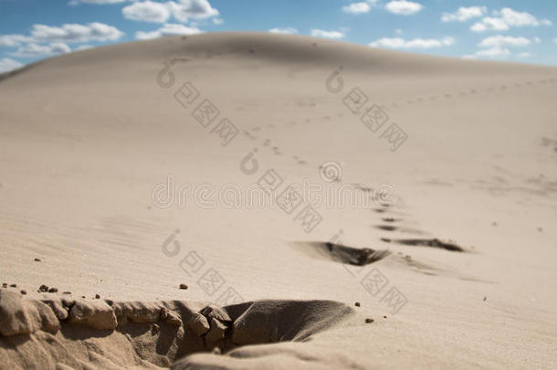 蓝色沙漠沙丘脚脚印