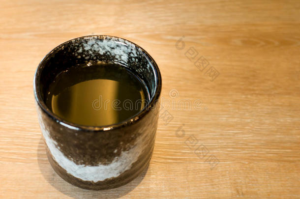 黑陶艺术杯中的绿茶抹茶