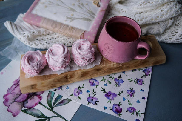 红茶在粉红色的杯子和甜点从粉红色的昙花