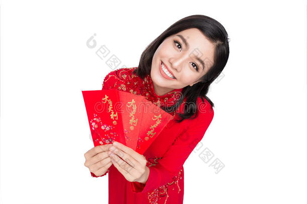 漂亮的亚洲女人拿着红色的零用钱。 假日。 农历新年。 文字意味着幸福和幸运