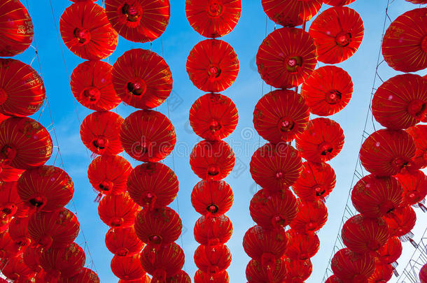 在中国唐人街，拉查布尔，中国的红灯笼挂在街上，蓝色的天空作为装饰