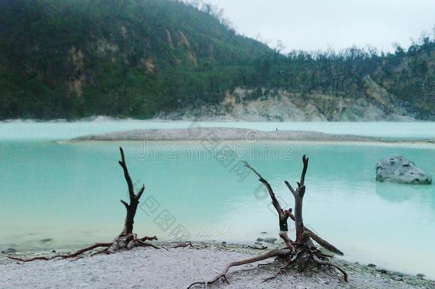 积极的陨石坑山不水