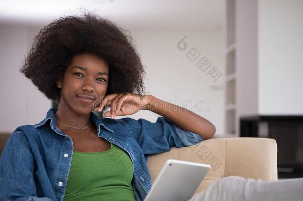 非洲裔美国妇女在<strong>家</strong>用<strong>数码</strong>平板电脑