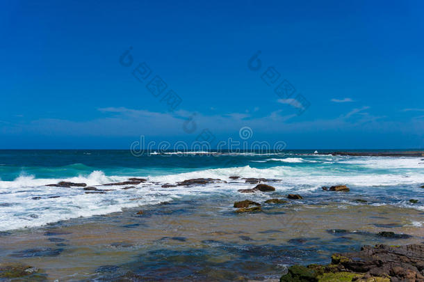 蓝色的海洋表面和晴朗的天空。 暑假背景