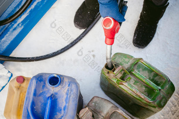 成年男子在加油站给汽车装满汽油