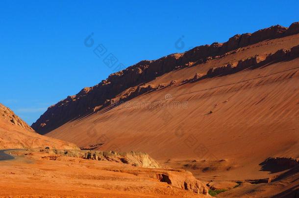 蓝色瓷器沙漠火焰风景