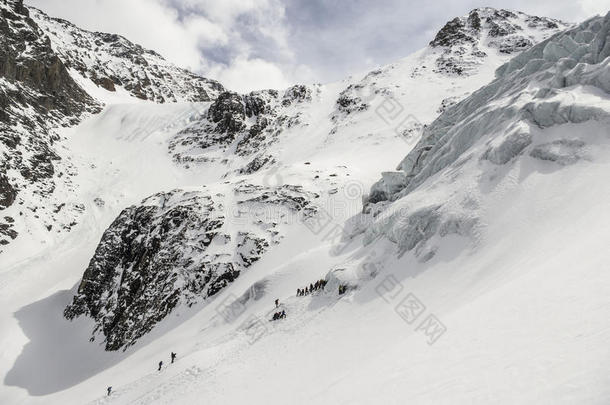 班级登山者在冰爬营Aktru训练