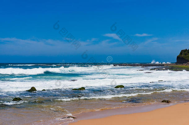 海滩与沙滩在晴朗的夏日