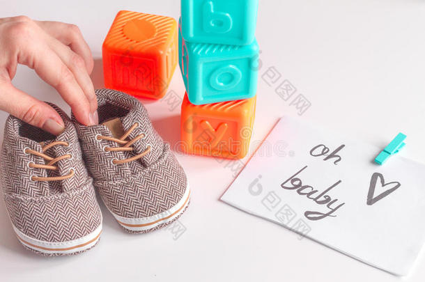 婴儿`木制背景上的靴子和礼品盒