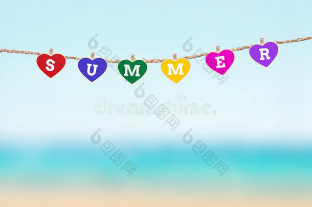 剪贴板心形与夏季措辞挂在晾衣绳上的夏季海滩背景