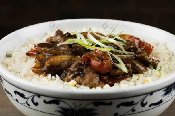 中国牛肉和黑豆炒饭