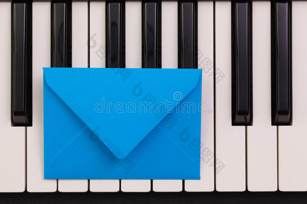 钢琴键盘上有趣的排列信封