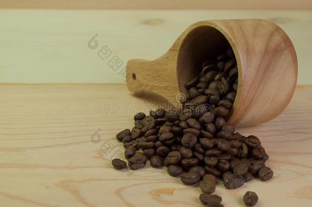 咖啡豆<strong>放在</strong>木<strong>地板</strong>上。